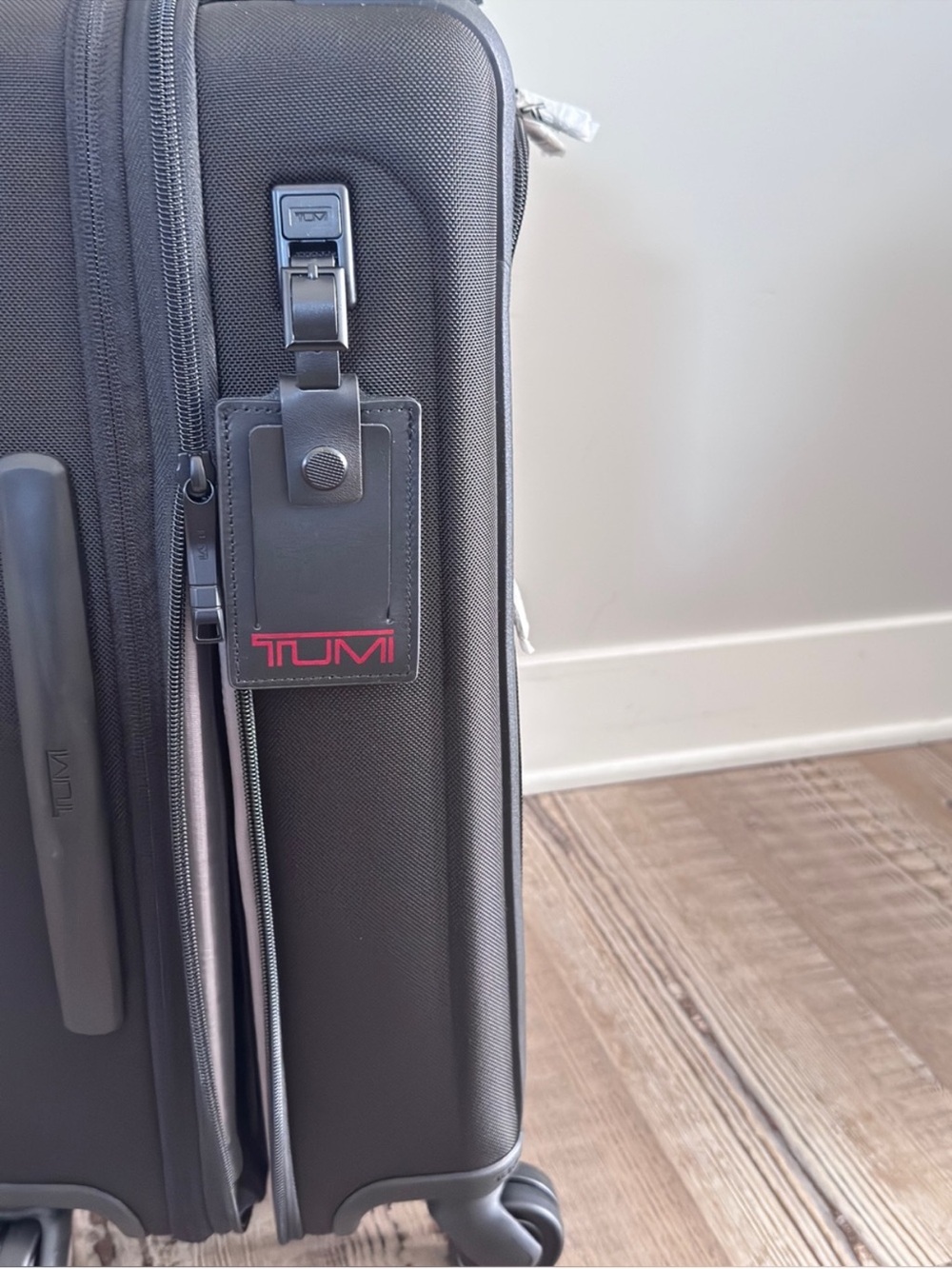 Tumi Alpha 3 22" International Carry-On
Spinner Pockets Dual Access 4 Wheeled 🏖️ - Picture 11 of 14